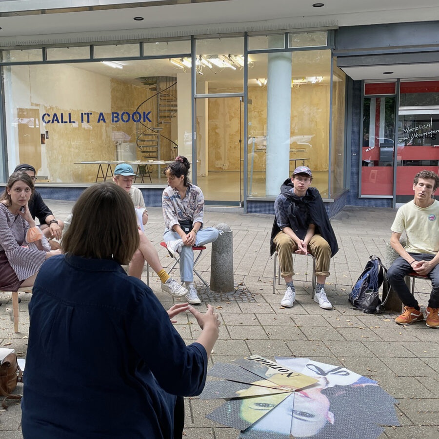 Artist talk by Katrin Kamrau about publishing as an artistic practice, self-publishing, and the publishing plattform malenki.net.
